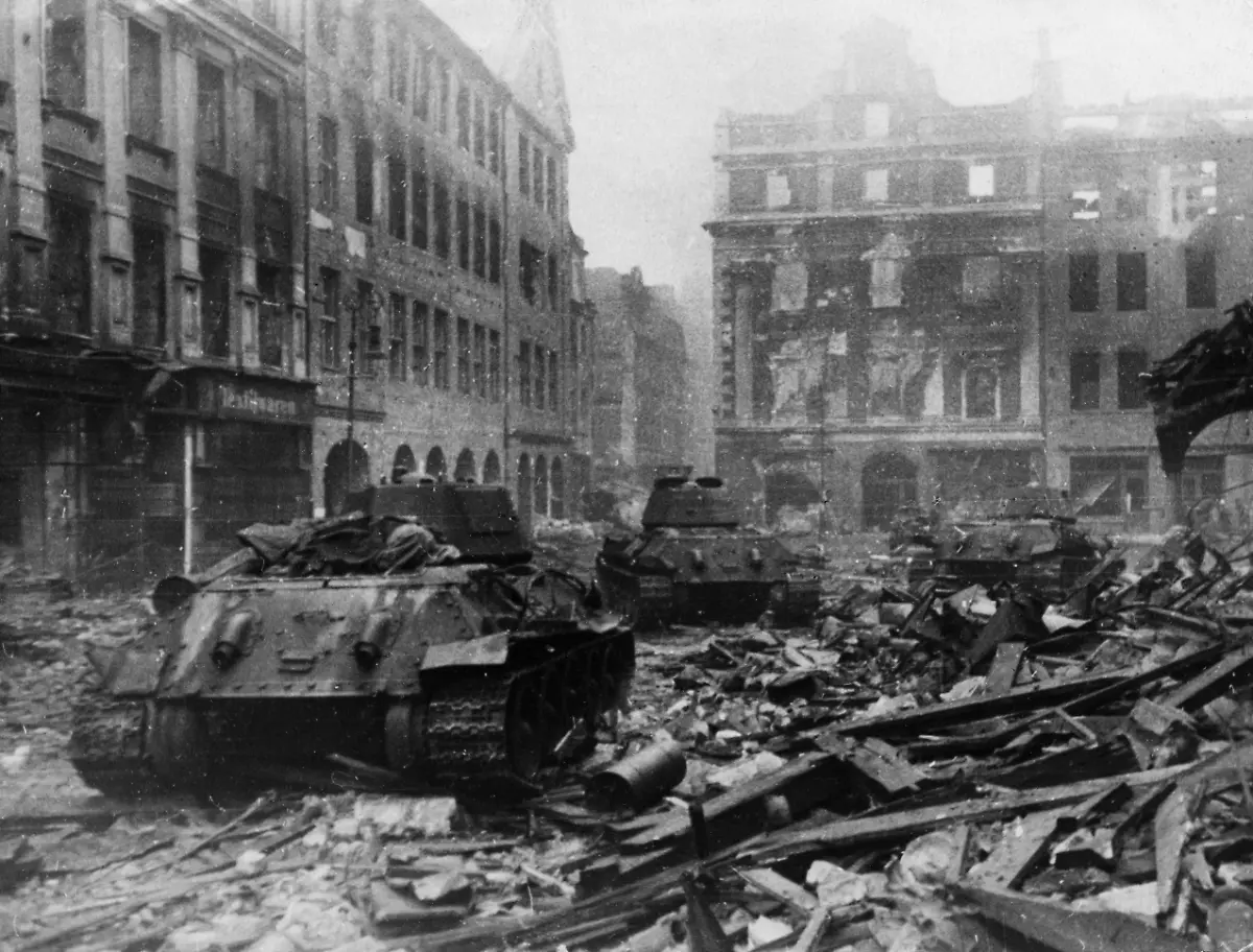 World-war-2-soviet-t-34-tanks-during-street-fighting-in-poznan-poland-february-1945