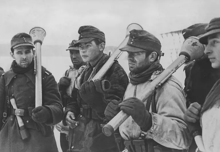 Deutsche-Soldaten-mit-Panzerfaeusten-waehrend-der-Kaempfe-an-der-Ostfront