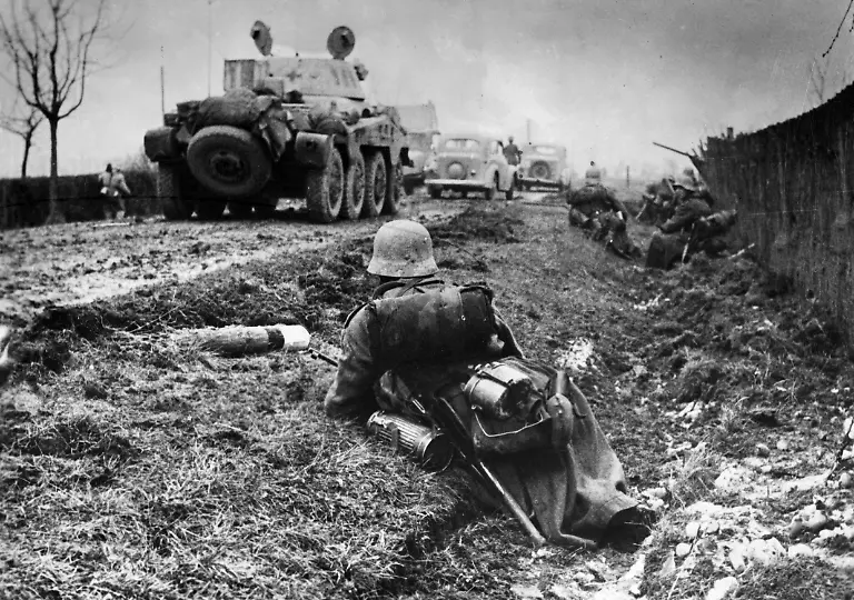 Deutsche-Infanterie-fuehrt-unterstuetzt-durch-einen-Spaehpanzerwagen-Sd-Kfz-234-2-Puma-einen-Gegenstoss-im-oberschlesischen-Kampfraum-durch