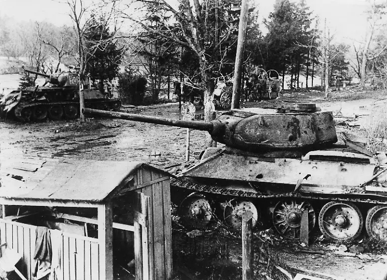 Eingeschraenkte-Rechte-fuer-bestimmte-redaktionelle-Kunden-in-Deutschland-Limited-rights-for-specific-editorial-clients-in-Germany-Kaempfe-im-Vorfeld-von-Heiligenbeil-Koenigsberg-Kessel-Zwei-zerschossene-sowjetische-Kampfpanzer-T-34-an-der-Landstrasse