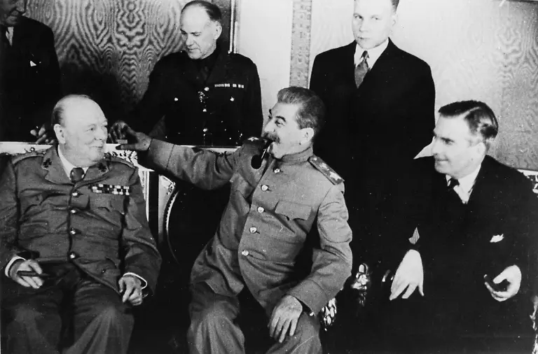 9AA-1944-10-9-A1-1-118304-Treffen-Churchill-Stalin-in-Moskau-1944-2-Weltkrieg-Konferenz-zwischen-Churchill-und-Stalin-in-Moskau-9-20-Oktober-1944-Die-USA-entsenden-Botschafter-Harriman-als-Beobachter-Festlegung-von-Einflusszonen-in-Suedosteuropa-V-l-n-r-Churchill-Stalin-und-der-britische-Aussenminister-Eden-im-Kreml-Foto-E-Churchill-Stalin-meeting-Moscow-1944-World-War-II-Conference-betw-Churchill-and-Stalin-in-Moscow-9th-20th-October-1944-American-Ambassador-Harriman-observes-them-The-Demarcation-Zones-in-South-East-Europe-are-mapped-out-From-left-Churchill-Stalin-and-British-Foreign-Secretary-Eden-in-the-Kremlin-Photo