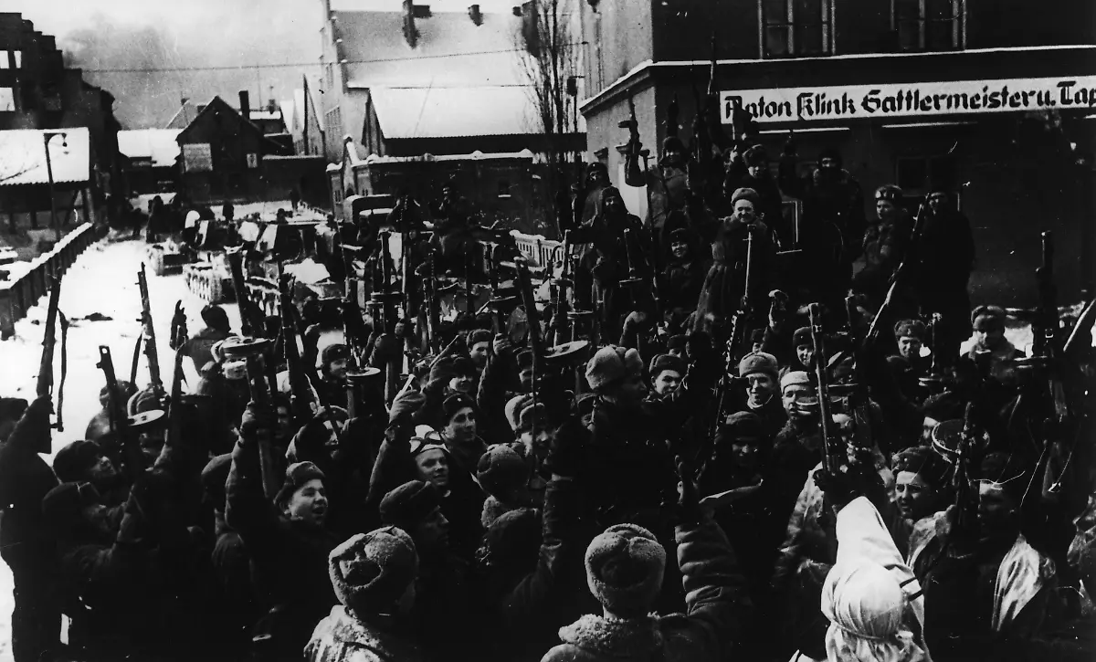 2-Weltkrieg-Deutschland-Zusammenbruch-der-Ostfront-durch-sowjetische-Grossoffensive-ab-12-Januar-1945-Sowjetische-Truppen-feiern-nach-der-Einnahme-einer-Ortschaft-in-Ostpreussen-ihren-Sieg-Foto-Januar-1945