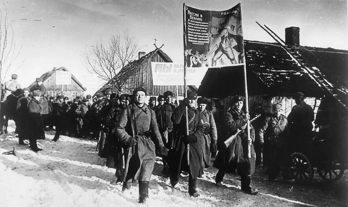 2-Weltkrieg-Deutschland-Zusammenbruch-der-Ostfront-durch-sowjetische-Grossoffensive-ab-12-Januar-1945-Sowjetische-Truppen-auf-dem-Vormarsch-in-Ostpreussen-Transparent-mit-der-Aufschrift-Mission-Berlin-Foto-Januar-1945