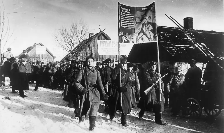 2-Weltkrieg-Deutschland-Zusammenbruch-der-Ostfront-durch-sowjetische-Grossoffensive-ab-12-Januar-1945-Sowjetische-Truppen-auf-dem-Vormarsch-in-Ostpreussen-Transparent-mit-der-Aufschrift-Mission-Berlin-Foto-Januar-1945