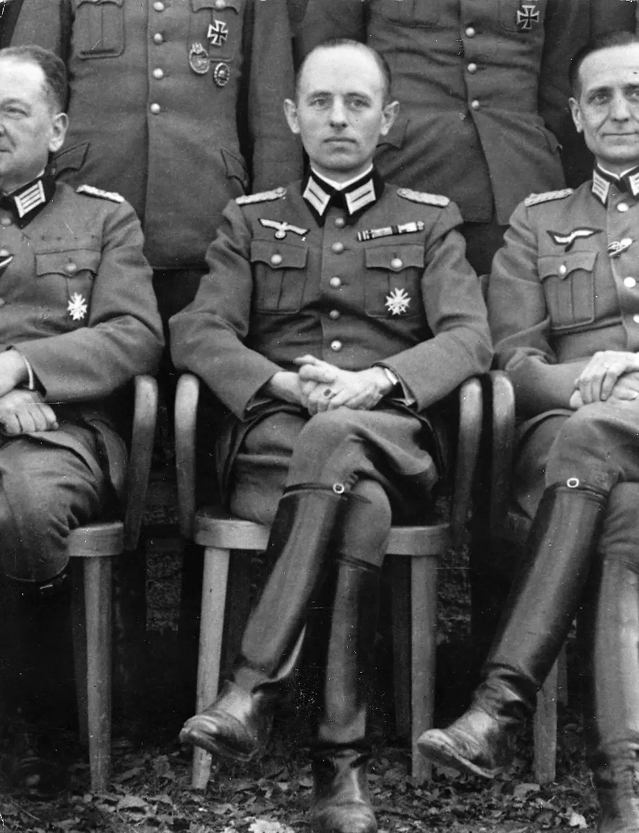 Abwehrchef-Gehlen-Chef-der-Abteilung-Fremde-Heere-Ost-im-Oberkommando-des-Heeres-war-waehrend-des-Krieges-Reinhard-Gehlen-der-heute-in-Pullach-bei-Muenchen-Chef-einer-von-der-amerikanischen-Regierung-finanzierten-antisowjetischen-Abwehrorganisation-ist-Gehlen-der-hier-auf-unserem-Bilde-als-Oberst-im-Kreise-seiner-Kammeraden-zu-sehen-ist-wurde-1944-Generalmajor