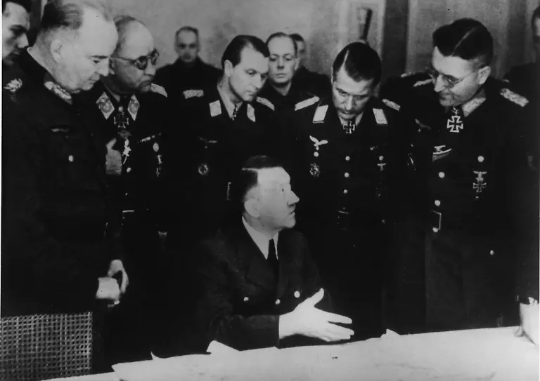 Hitler-Adolf-Politiker-NSDAP-18891945-Hitler-im-Hauptquartier-der-Heeresgruppe-Weichsel-bei-Prenzlau-Uckermark-Anfang-1945-Eine-der-letzten-bekannten-Aufnahmen-Hitlers-Foto-1945