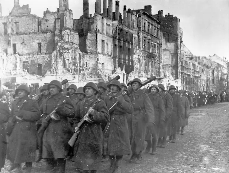 Beginn-der-sowjetischen-Grossoffensive-ab-11-01-45-an-der-Weichsel-Erste-Parade-von-Einheiten-der-1-poln-Armee-im-befreiten-Warschau-Sacharchiv-Aufsicht-Geschichte-und-Politik-auch-Gerstenbergcol-history-politics-2-Weltkrieg-WK-II-1939-1945-zweiter-wwII-ww2-world-war-secon-HINWEIS-Digitalisierung-aus-einem-Fremdarchiv-Vor-Verwendung-bitte-die-Nutzungsrechte-klaeren-Ansprechpartner-servicedesk-picture-alliance