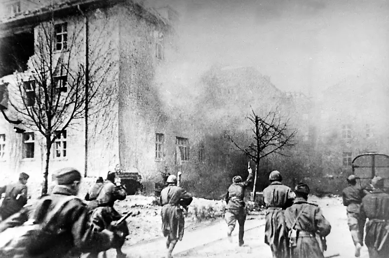 Koenigsberg-Eastern-Prussia-Servicemen-of-the-3rd-Belorussian-Front-in-a-battle-for-Koenigsberg-April-1945