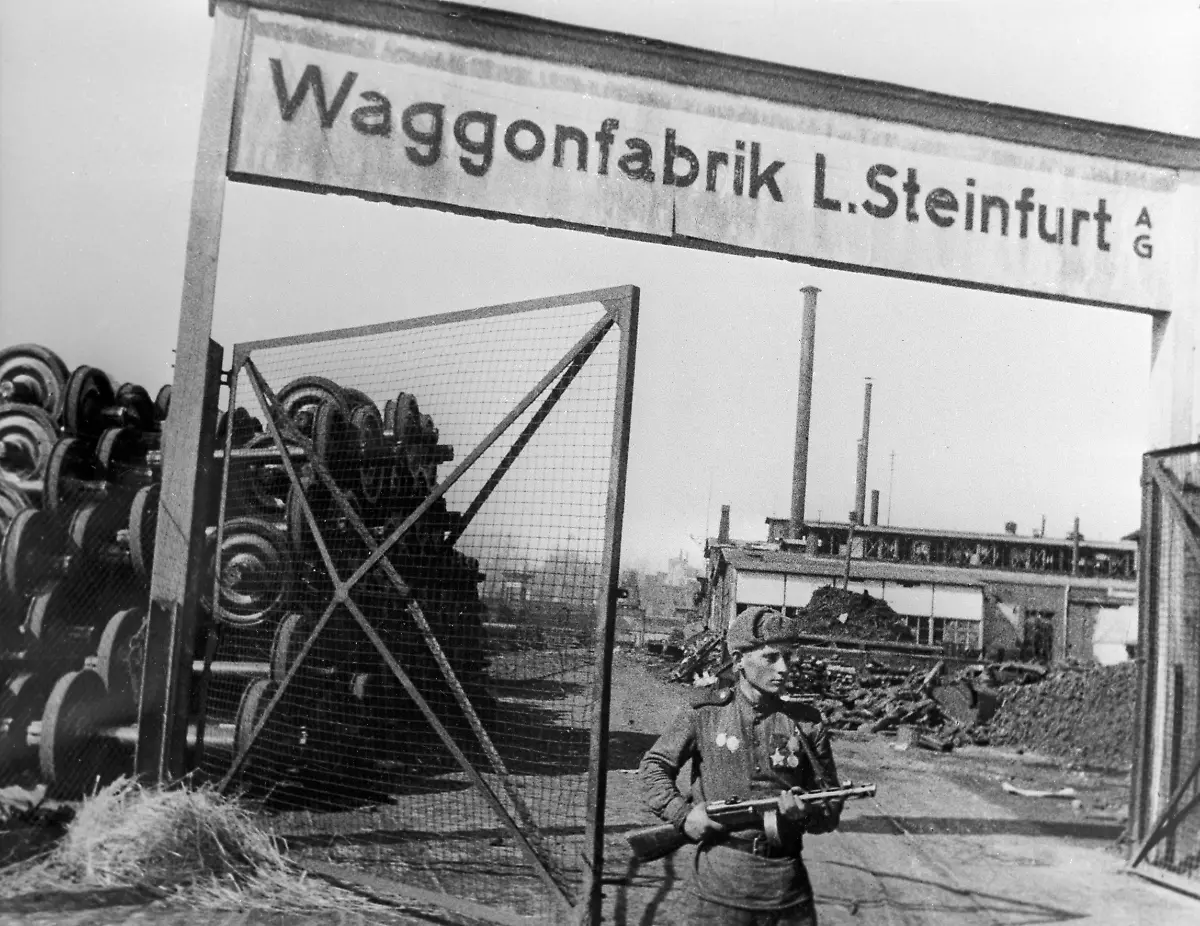 Liberation-of-Gdansk-3064603-30-03-1945-The-WWII-1939-1945-Troops-of-the-2nd-Belorussian-front-liberated-the-city-of-Gdansk-from-the-nazis-A-Soviet-sentry-at-the-gates-of-Gdansk-carriage-factory