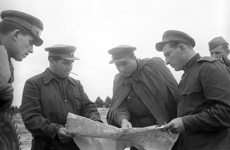 Great-Patriotic-War-of-1941-1945-884554-01-08-1944-Colonel-General-Vasily-Chuikov-second-left-Commander-of-the-8th-Guards-Army-with-Soviet-fighters-at-a-crossing-over-the-Vistula-Poland-1944-The-Great-Patriotic-War-of-1941-1945