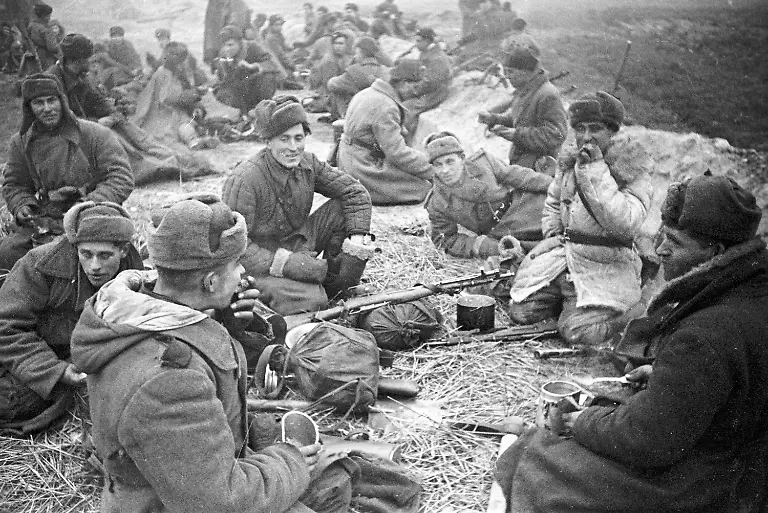 WWII-SOLDIERS-REST-438-01-02-1945-Soldiers-having-rest-near-the-Vistula-River-The-1st-Byelorussian-Front