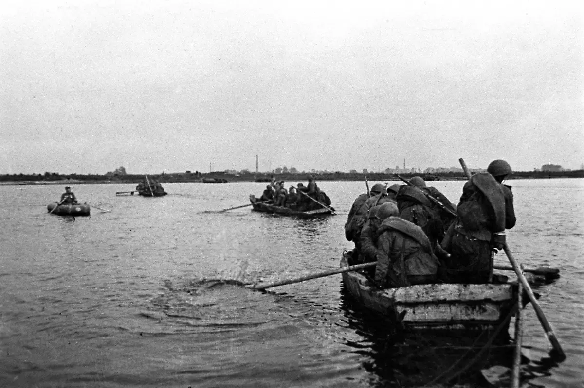 Bildnummer-54240305-Datum-11-01-1945-Copyright-imago-ITAR-TASS-TAS-14-MOSCOW-RUSSIA-JANUARY-11-A-view-of-the-crossing-of-the-Soviet-troops-over-the-Vistula-river-January-1945-the-Vistula-Oder-offensive-was-launched-It-was-one-of-the-major-military-operation-of-WWII-designed-to-defeat-the-german-troops-in-Poland-and-end-liberation-of-the-Polish-PUBLICATIONxINxGERxAUTxONLY-kbneg-sw-1945-quer-o0-UdSSR-Russland-Militaer-Krieg-2