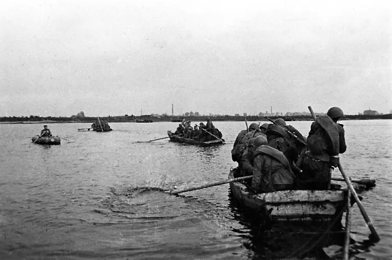 Bildnummer-54240305-Datum-11-01-1945-Copyright-imago-ITAR-TASS-TAS-14-MOSCOW-RUSSIA-JANUARY-11-A-view-of-the-crossing-of-the-Soviet-troops-over-the-Vistula-river-January-1945-the-Vistula-Oder-offensive-was-launched-It-was-one-of-the-major-military-operation-of-WWII-designed-to-defeat-the-german-troops-in-Poland-and-end-liberation-of-the-Polish-PUBLICATIONxINxGERxAUTxONLY-kbneg-sw-1945-quer-o0-UdSSR-Russland-Militaer-Krieg-2