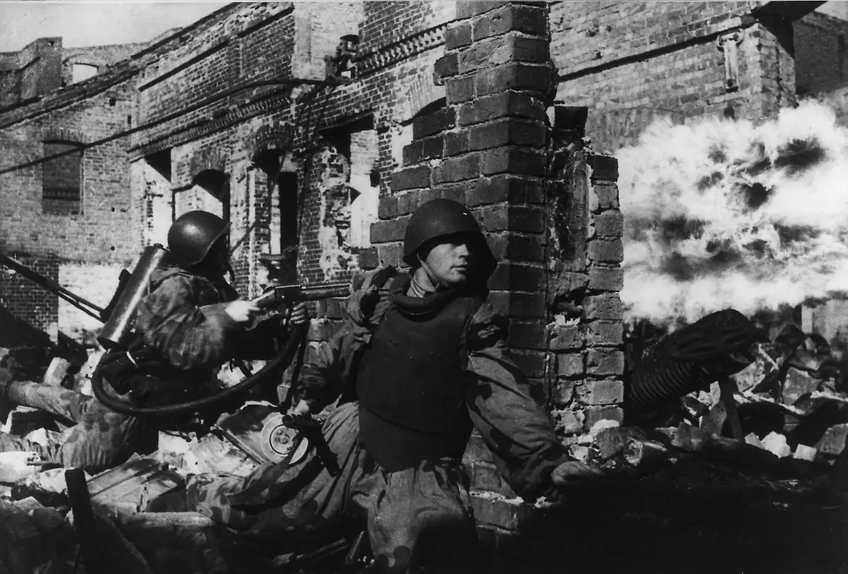2-Weltkrieg-Deutschland-Zusammenbruch-der-Ostfront-durch-sowjetische-Grossoffensive-ab-12-Januar-1945-Sowjetsoldaten-mit-Flammenwerfer-in-Kuestrin-Foto-Ende-Januar-1945