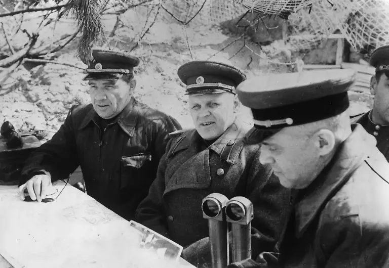 2-Weltkrieg-Zusammenbruch-der-Ostfront-Sowjetischer-Grossangriff-mit-dem-Ziel-Berlin-einzuschliessen-April-1945-In-der-Befehlsstelle-der-8-Gardearmee-waehrend-des-Angriffs-auf-Berlin-v-li-Telegin-M-I-Kasakow-und-Wassilij-J-Tschuikow-Foto