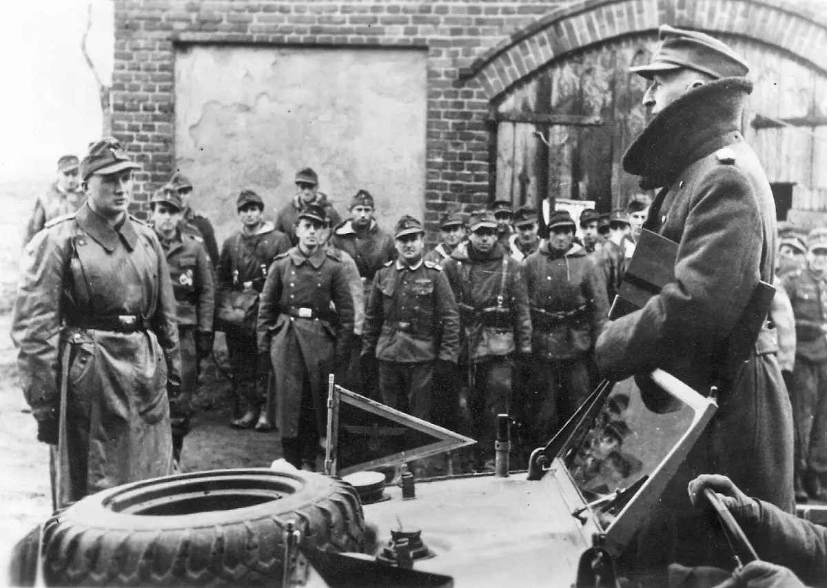 Der-Kampfkommandant-von-Memel-General-Hans-Gollnik-besucht-eine-Einheit-und-spricht-zu-den-Soldaten-Aufnahmedatum-01-01-1945-31-12