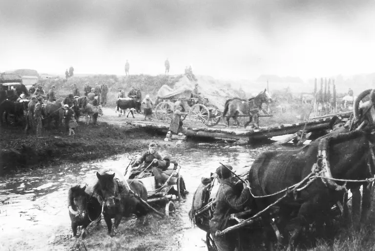 Ein-Fluechtlingstreck-deutscher-Fluechtlinge-mit-Planwagen-und-Pferden-aus-den-ehemaligen-Ostgebieten-durchquert-einen-Fluss-auf-ihrem-Weg-nach-Westen-Aufnahmedatum-01-01-1945-31-12