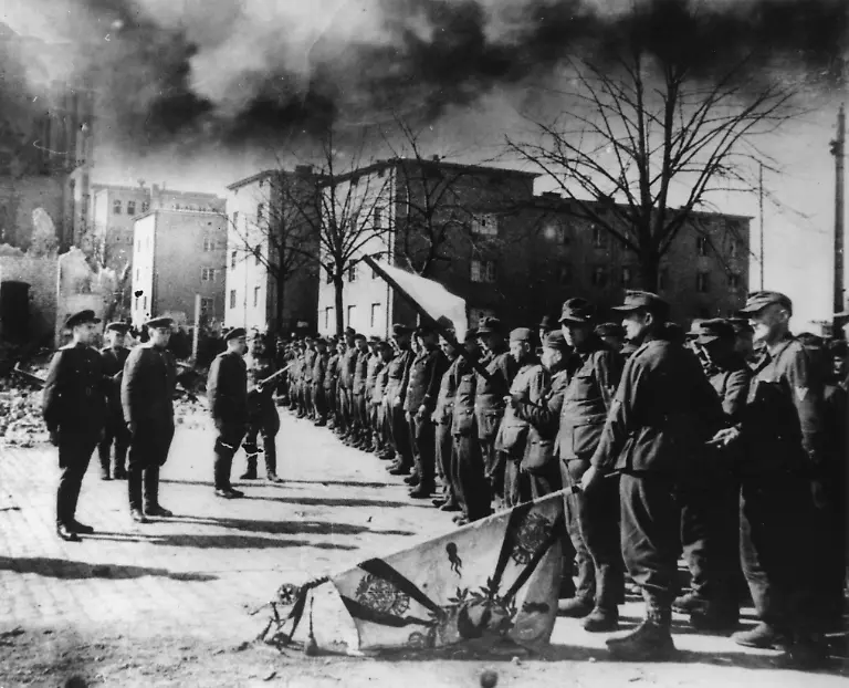 2-WK-Kapitulation-v-Allenstein-Ostpr-2-Weltkrieg-Ostfront-Einnahme-der-Stadt-Allenstein-Ost-preussen-durch-sowjetische-Truppen-III-Garde-Kavallerie-Korps-am-22-Januar-1945-Kapitulation-der-Garnison-der-Stadt-Allenstein-vor-der-Roten-Armee-Foto