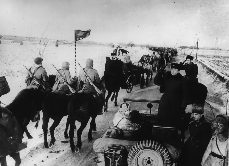 2-Weltkrieg-Ostfront-Einnahme-der-Stadt-Allenstein-Ostpreussen-durch-sowjetische-Truppen-III-Garde-Kavallerie-Korps-am-22-Januar-1945-Die-Kavallerie-von-Generalleutnant-Oslinowski-vor-dem-Angriff-auf-Allenstein-Foto-Januar-1945