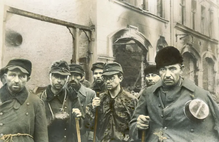 2-Weltkrieg-Ostfront-Einnahme-der-Stadt-Insterburg-Ostpreussen-durch-sowjetische-Truppen-11-Garde-Armee-22-Januar-1945-Angehoerige-des-deutschen-Volkssturms-Foto-Januar-1945-Spaetere-Kolorierung