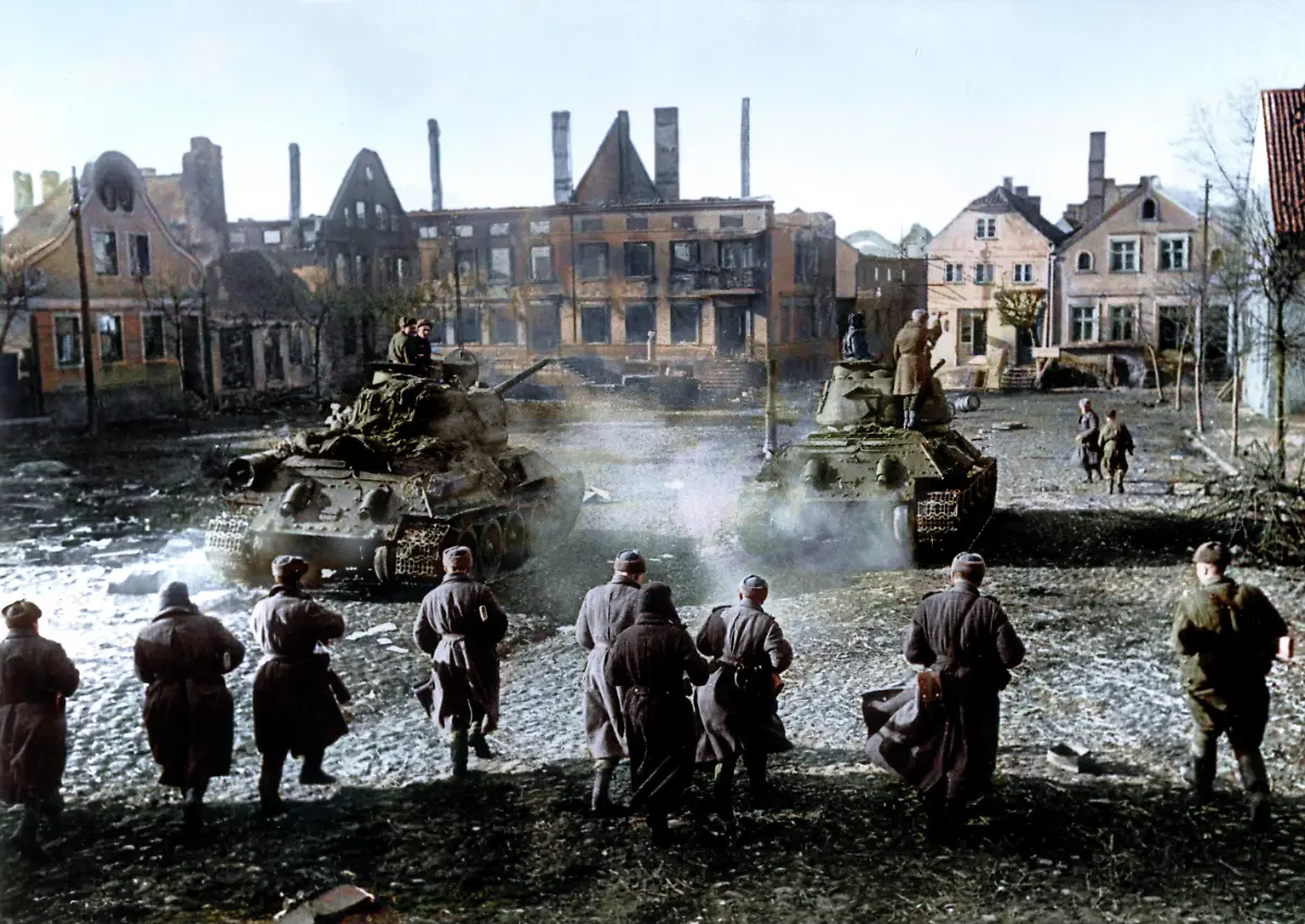 2-Weltkrieg-Vormarsch-der-Roten-Armee-in-Ostpreussen-Februar-1945-Sowjetische-Truppen-bei-der-Einnahme-der-Stadt-Frauenburg-Foto-digital-koloriert