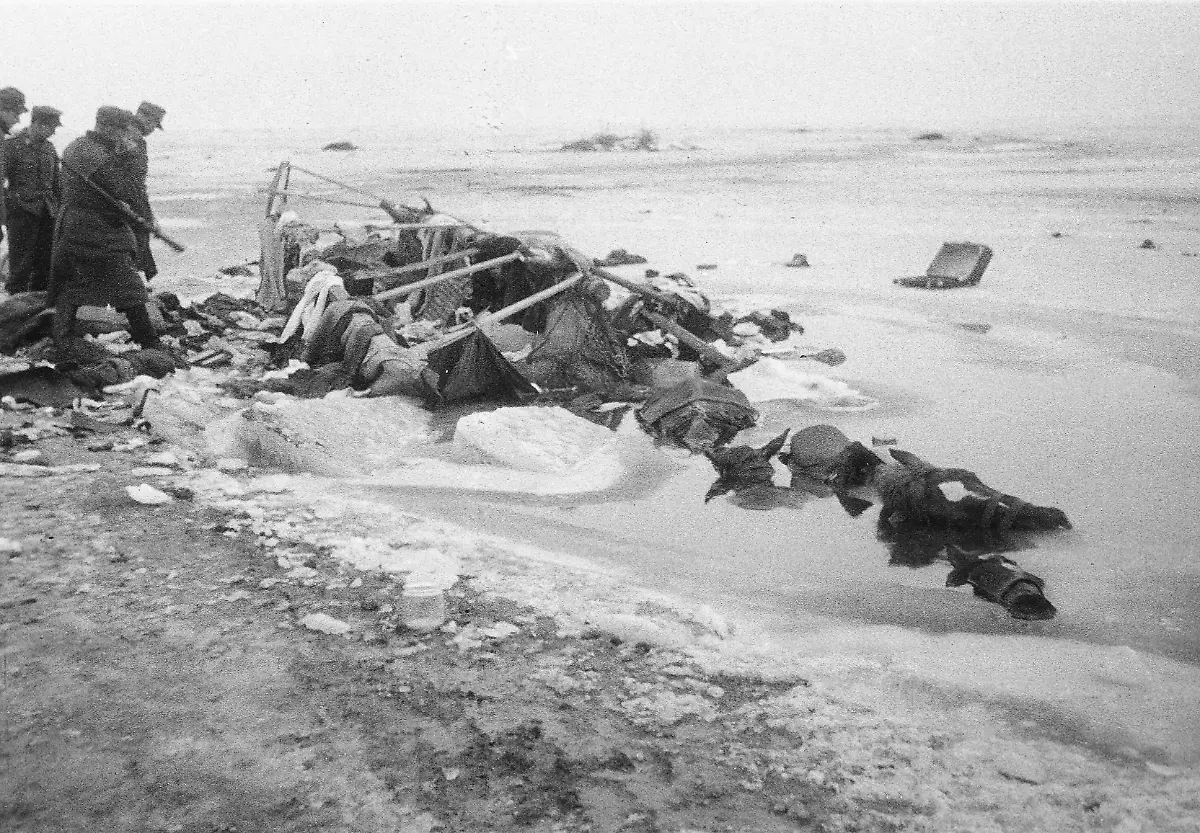 Soldaten-an-einem-ins-Eis-eingebrochenen-Wagen-dessen-Pferde-in-einem-Eisloch-verendet-sind-Anfang-Februar-1945-versuchen-im-Kessel-von-Ostpreussen-eingeschlossene-Fluechtlinge-ueber-das-Eis-des-Frischen-Haffs-auf-die-Frische-Nehrung-zu-fliehen-um-entlang-der-Ostseekueste-Danzig-zu-erreichen-Die-Aufnahme-stammt-von-Theodor-Vonolfen-als-Soldat-einer-Luftwaffeneinheit-damals-dort-eingesetzt-Aufnahmedatum-01-02-1945-28-02