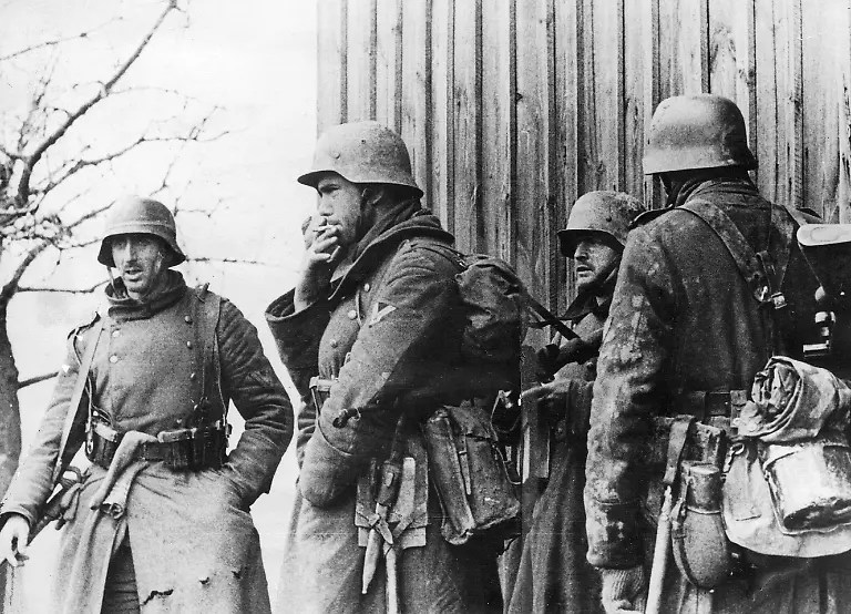 Deutsche-Infanteristen-rasten-waehrend-der-Kaempfe-in-Ostpreussen