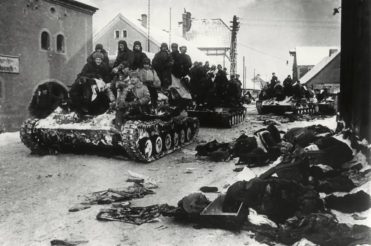 2-Weltkrieg-Vormarsch-sowjetischer-Truppen-im-Fruehjahr-1945-Panzertruppe-der-Roten-Armee-in-Muehlhausen-Ostpreussen-Foto-Januar-1945