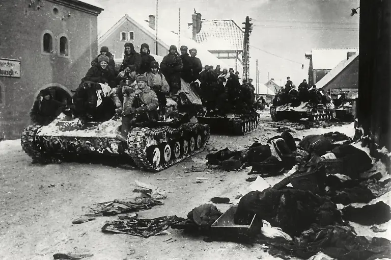 2-Weltkrieg-Vormarsch-sowjetischer-Truppen-im-Fruehjahr-1945-Panzertruppe-der-Roten-Armee-in-Muehlhausen-Ostpreussen-Foto-Januar-1945