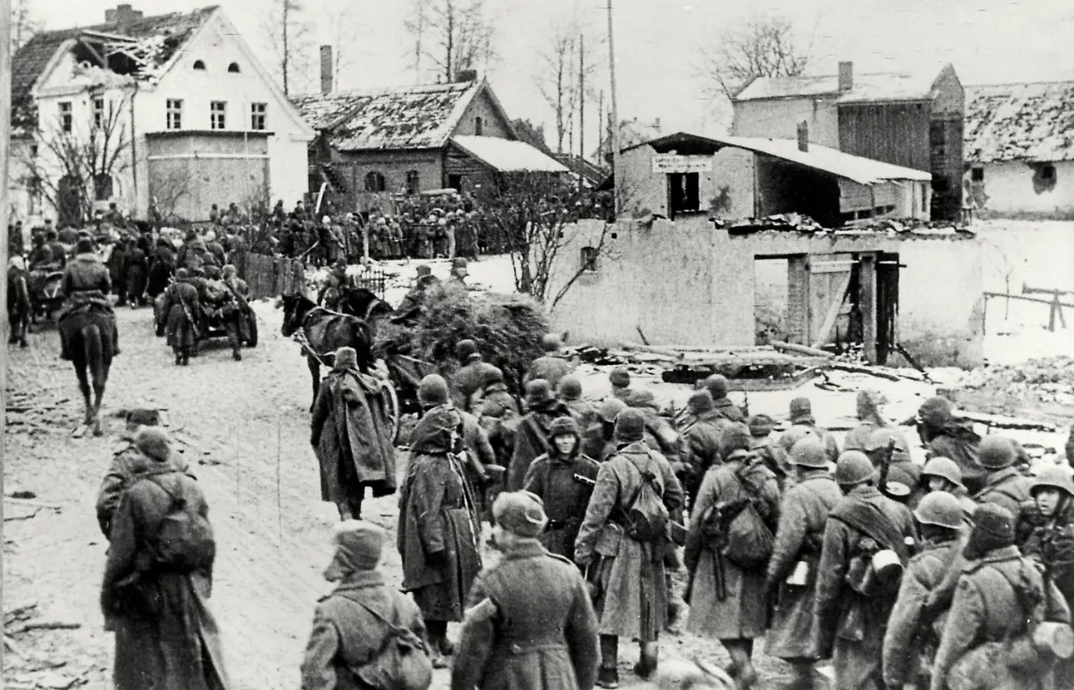 2-Weltkrieg-Deutschland-Zusammenbruch-der-Ostfront-durch-sowjetische-Grossoffensive-ab-12-Januar-1945-Einzug-sowjetischer-Soldaten-in-Kussen-Ostpreussen-Foto-um-Januar-1945