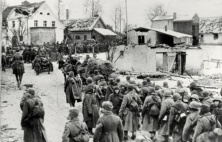 2-Weltkrieg-Deutschland-Zusammenbruch-der-Ostfront-durch-sowjetische-Grossoffensive-ab-12-Januar-1945-Einzug-sowjetischer-Soldaten-in-Kussen-Ostpreussen-Foto-um-Januar-1945