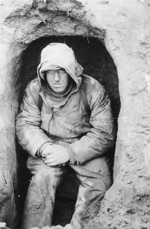 2-Weltkrieg-Ostfront-Abwehrkaempfe-in-Ostpreussen-Anfang-1945-Deutscher-Soldat-im-Panzergraben-vor-dem-Lochstaedter-Wald-bei-Koenigsberg-Foto-Heinrich