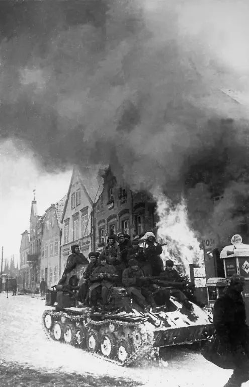 2-Weltkrieg-Deutschland-Zusammenbruch-der-Ostfront-nach-sowjetischer-Grossoffensive-ab-12-Januar-1945-Panzertruppen-der-Roten-Armee-in-Muehlhausen-Ostpreussen-Foto-Januar-1945