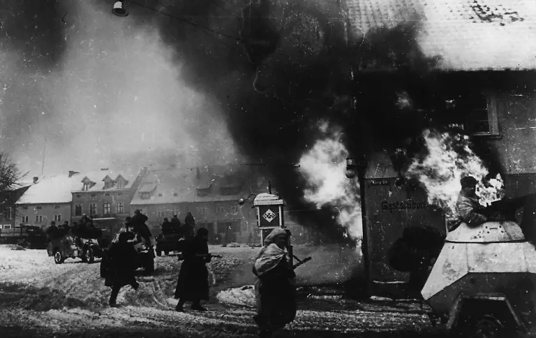 2-Weltkrieg-Vormarsch-sowjetischer-Truppen-im-Fruehjahr-1945-Sowjetische-Truppen-erobern-Muehlhausen-Ostpreussen-Foto-Januar-1945