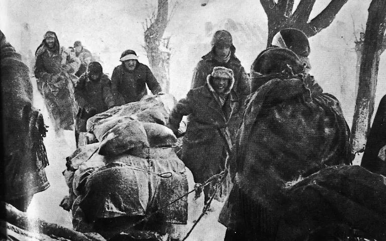 Hunderttausende-von-Fluechtlingen-die-die-sowjetische-Grossoffensive-ab-12-01-1945-auf-die-Strasse-getrieben-hatte-versuchten-sich-mit-Decken-und-Pelzen-gegen-den-Erfrierungstod-zu-wehren-Begleitet-von-Schneestuermen-und-der-Angst-vor-der-Roten-Armee-bewegten-sich-die-Trecks-ueber-die-winterlichen-Strassen-nach-Westen-Aufnahmedatum-01-01-1945-31-12