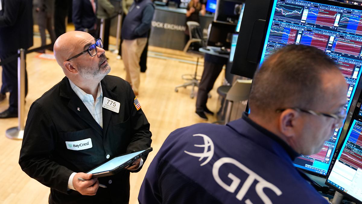 zinshoffnung-treibt-wall-street-dow-jones-klettert-auf-rekordhoch