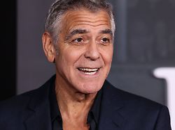 Hinter einer Kirche: George Clooney erinnert sich an seinen ersten Kuss