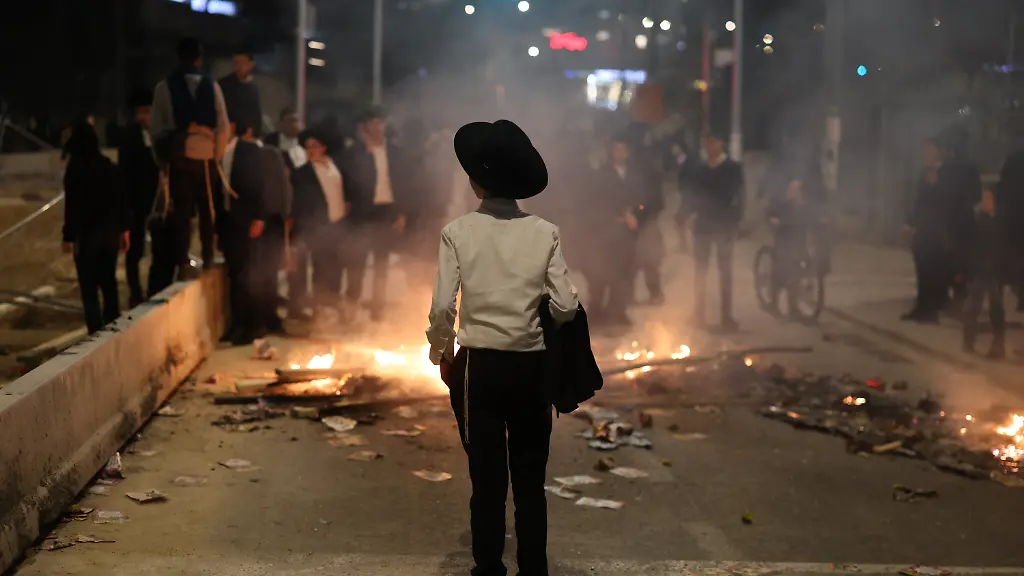 Ultraorthodoxe-juedische-Maenner-protestieren-vor-einer-Rekrutierungsstelle-in-Jerusalem-gegen-die-Einberufung-in-die-israelische-Armee