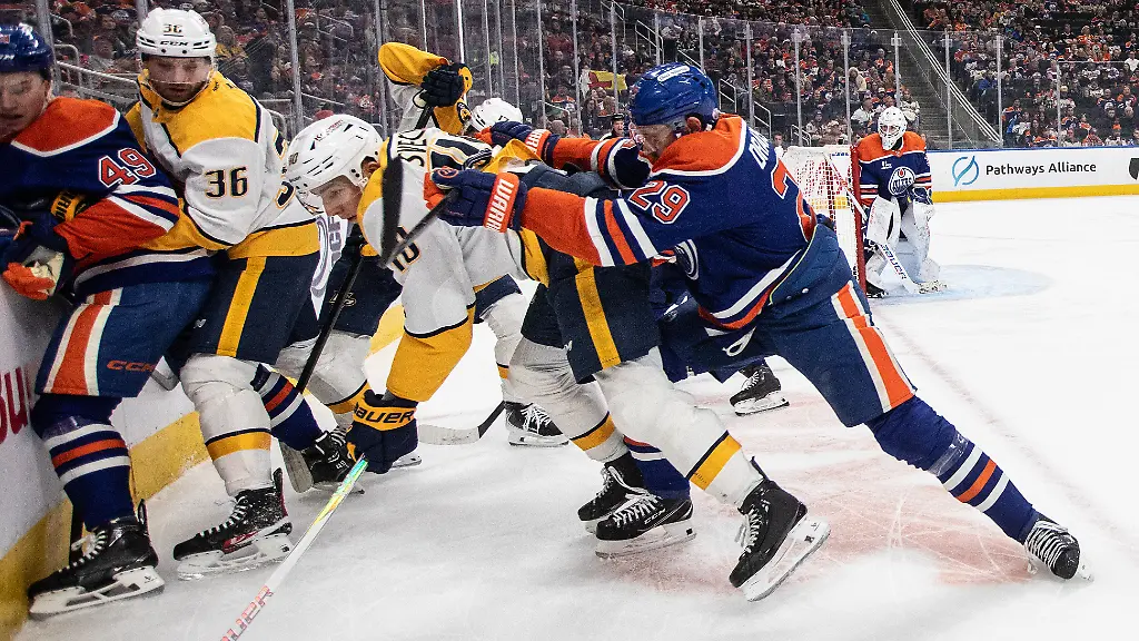 Eishockey-NHL-Edmonton-Oilers-Nashville-Predators-Hauptrunde-Hauptrunde-Partien-87-Spieltag-Fedor-Svechkov-3-v-r-von-den-Nashville-Predators-wird-von-Leon-Draisaitl-2-v-r-von-den-Edmonton-Oilers-gecheckt