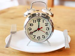 Frühes oder spätes Essen? : Wann 16:8-Intervallfasten den Fettstoffwechsel beeinflusst