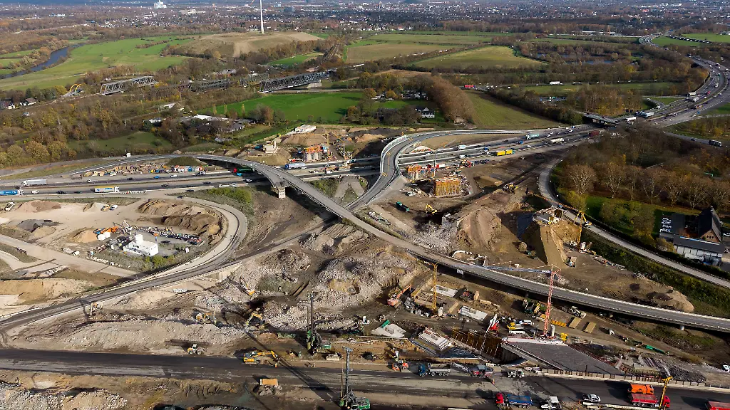 Baustelle-am-Autobahnkreuz-Kaiserberg-in-Nordrhein-Westfale-Rueckbau-von-Verbindungsbruecken-Sperrung-der-A-3-Drohnen-Foto-Luftaufnahme-in-Duisburg-Deutschland-am-13-11