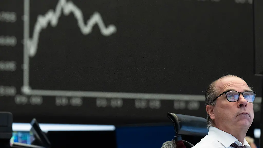 Aktienhaendler-verfolgen-auf-ihren-Monitoren-in-der-Boerse-Frankfurt-die-Kursentwicklung-Der-DAX-stieg-auf-ein-neues-Rekordhoch