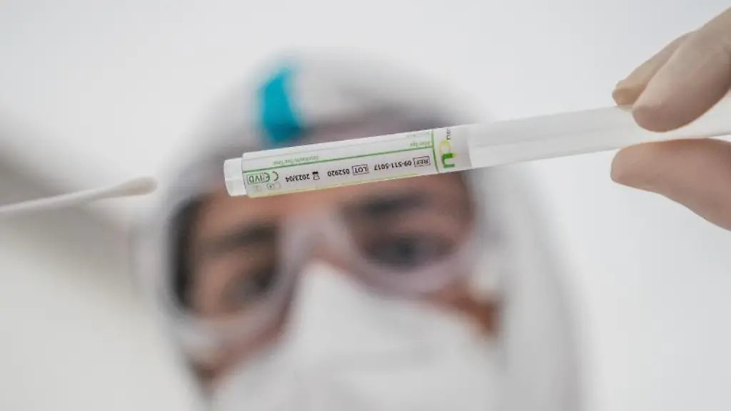 Eine-Laborantin-in-einem-Corona-Testzentrum