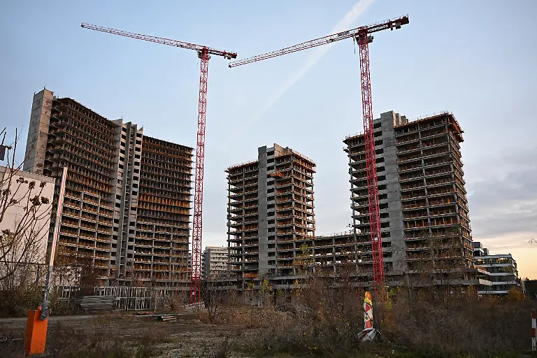 PRODUKTION-09-12-2025-Hessen-Frankfurt-Main-Zwischen-Frankfurt-und-Offenbach-ragen-drei-entkernte-Hochhaustuerme-in-den-Himmel-Die-Tuerme-gehoerten-frueher-der-Siemens-Tochter-Kraftwerk-Union-KWU-und-stehen-seit-rund-20-Jahren-leer-Im-Fruehjahr-2026-sollen-die-Gerippe-abgerissen-werden-Es-sollen-dort-laut-Frankfurter-Wohnungsbaugesellschaft-ABG-Mietwohnungen-entstehen