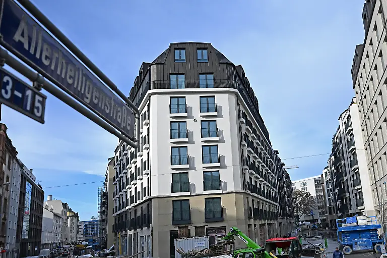 PRODUKTION-09-12-2025-Hessen-Frankfurt-Main-Baumaschinen-stehen-in-einer-Strasse-mit-dem-Schild-Allerheiligenstrasse-Im-Allerheiligenviertel-in-Frankfurt-wird-ein-neues-Quartier-gebaut