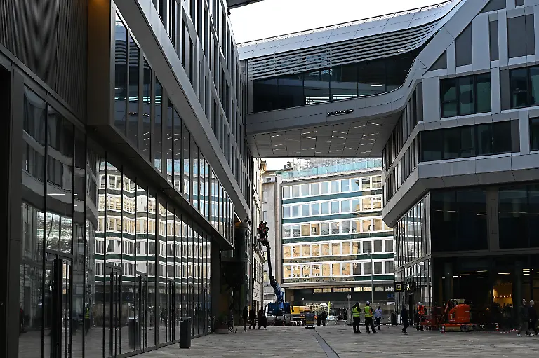 PRODUKTION-09-12-2025-Hessen-Frankfurt-Main-Eine-Bruecke-verbindet-zwei-Bereiche-des-Hochhaus-Quartiers-Four-in-Frankfurt-Es-steht-in-der-Naehe-der-Hauptwache-in-der-Innenstadt-mit-insgesamt-vier-Tuermen