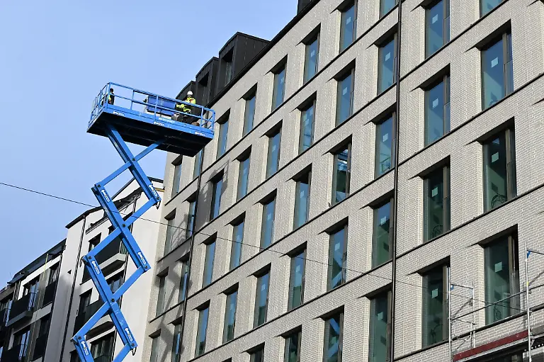PRODUKTION-09-12-2025-Hessen-Frankfurt-Main-Ein-Bauarbeiter-steht-auf-einer-Hebebuehne-Im-Allerheiligenviertel-in-Frankfurt-wird-ein-neues-Quartier-gebaut