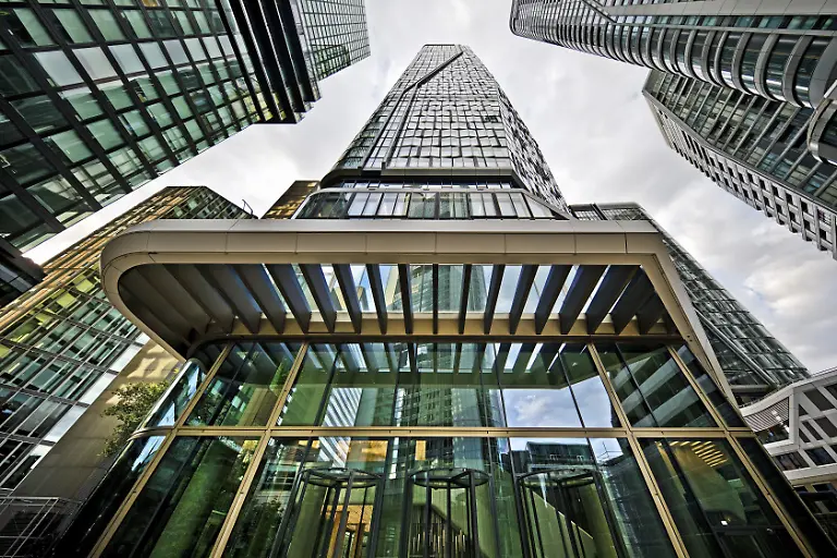 Froschperspektive-auf-die-Hochhaeuser-im-Bankenviertel-Four-Frankfurt-Frankfurt-am-Main-Hessen-Deutschland