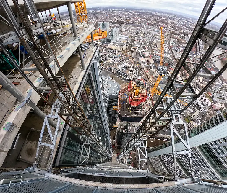 Vom-52-Stock-aus-bietet-sich-ein-atemberaubender-Blick-nach-unten-FOUR-ist-der-Name-fuer-das-Bauprojekt-auf-dem-als-Deutsche-Bank-Dreieck-bekannte-Areal-des-Projektentwicklers-Gross-Partner-Grundstuecksentwicklungsgesellschaft-Die-Rohbauten-der-vier-Hochhaustuerme-sind-fast-abgeschlossen-Fertigstellung-fuer-2025-geplant