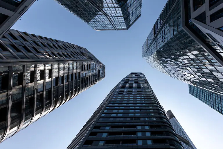 14-08-25-Frankfurt-Symbolfoto-Illustrationsbild-Symbolbild-Illustrationsfoto-Alltagsszene-Ein-Blick-nach-oben-auf-die-markanten-Tuerme-des-Bauprojekts-FOUR-Frankfurt-das-aktuell-das-Stadtbild-im-Herzen-Frankfurts-praegt-Die-moderne-Glasarchitektur-steht-fuer-den-urbanen-Wandel-und-das-neue-Selbstverstaendnis-der-Stadt-als-Metropole-mit-internationaler-Strahlkraft-Die-vier-Hochhaeuser-vereinen-Bueros-Wohnungen-Gastronomie-und-oeffentliche-Raeume-in-einem-zukunftsweisenden-Nutzungskonzept